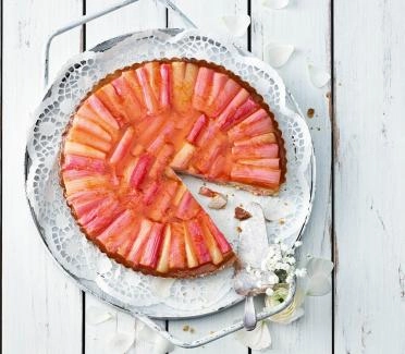 Haselnuss-Tarte mit Passionsfrucht-Rhabarber